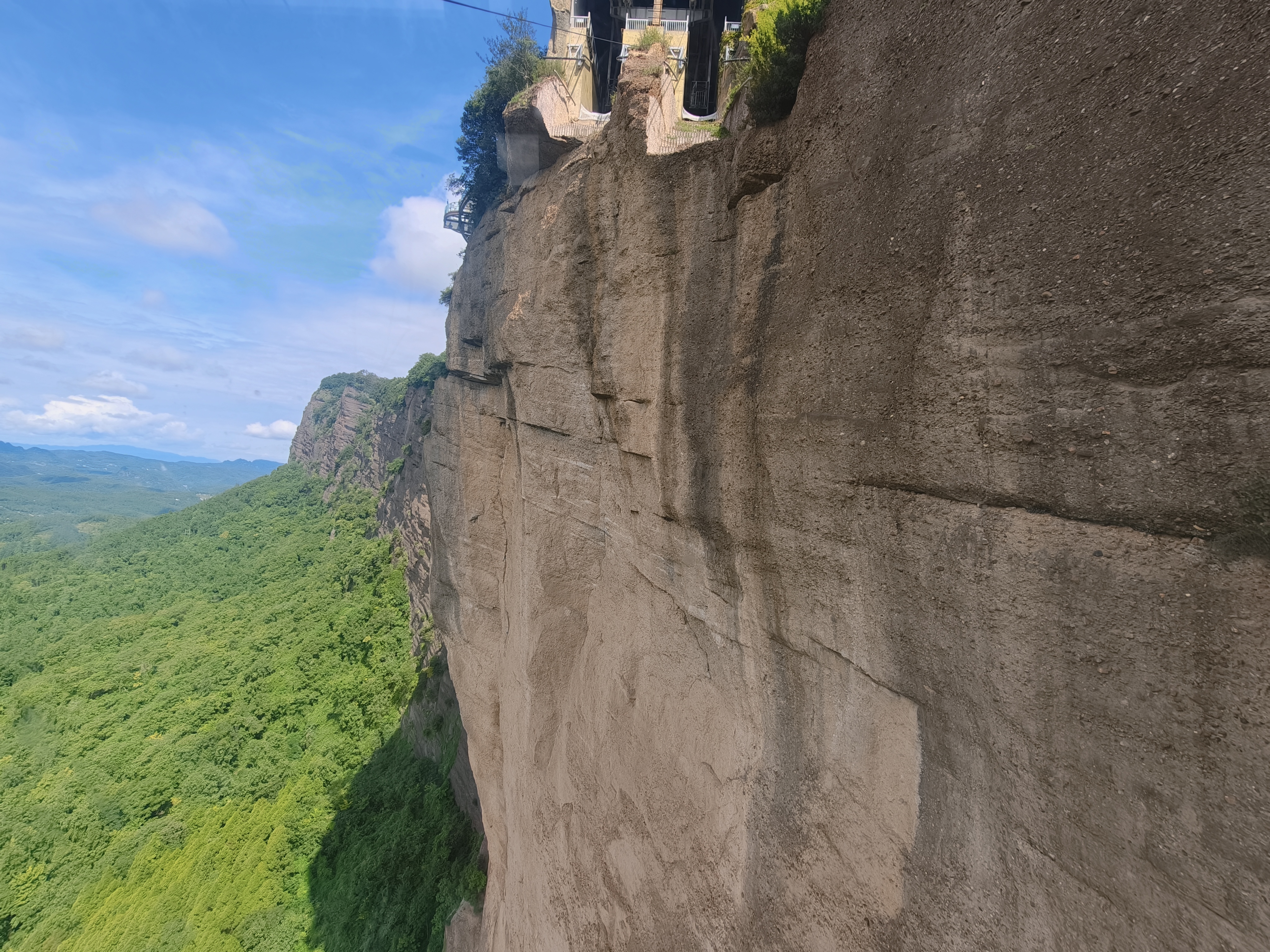 剑门关的崖壁与远处山林