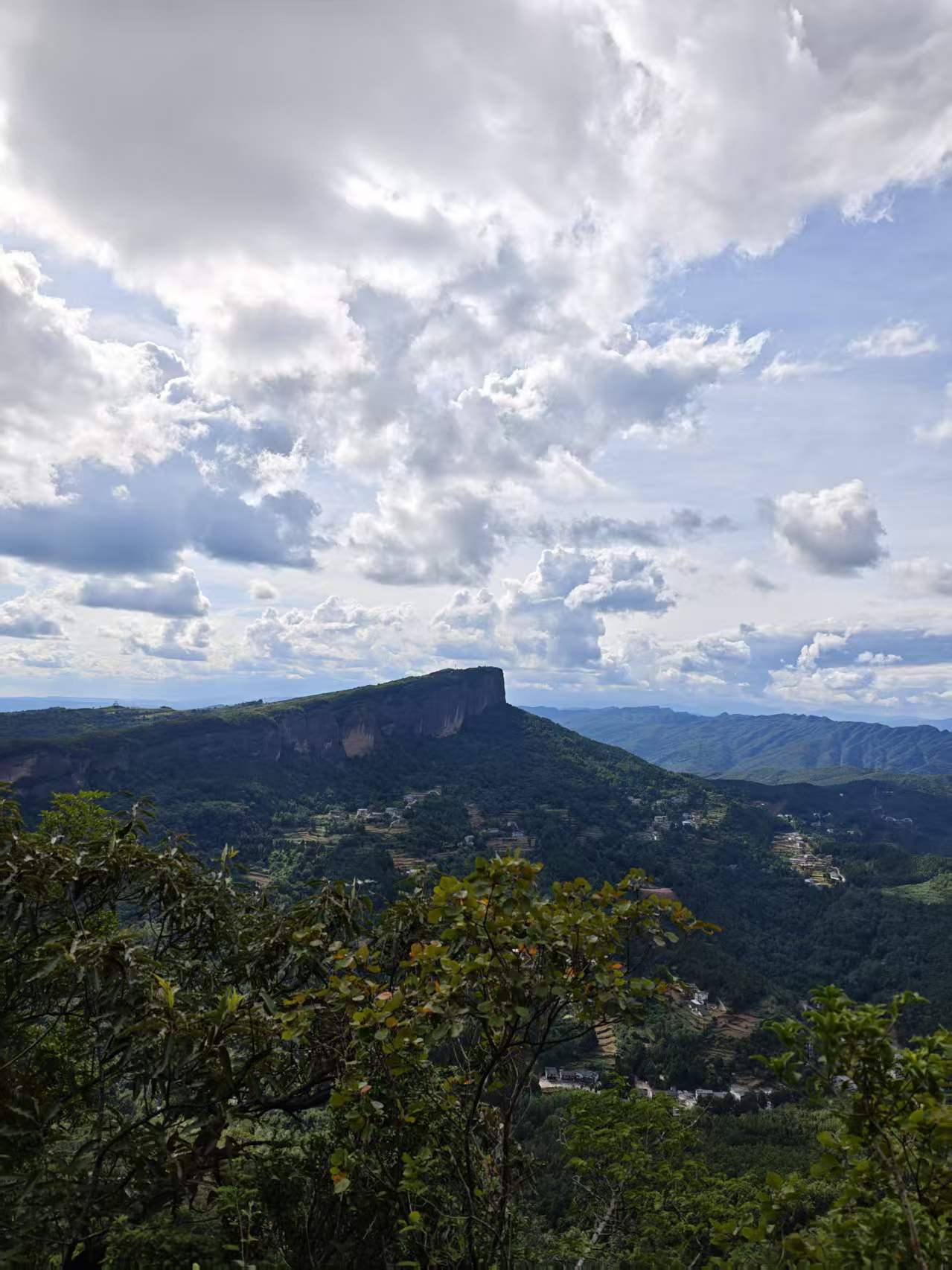 云层下的远山